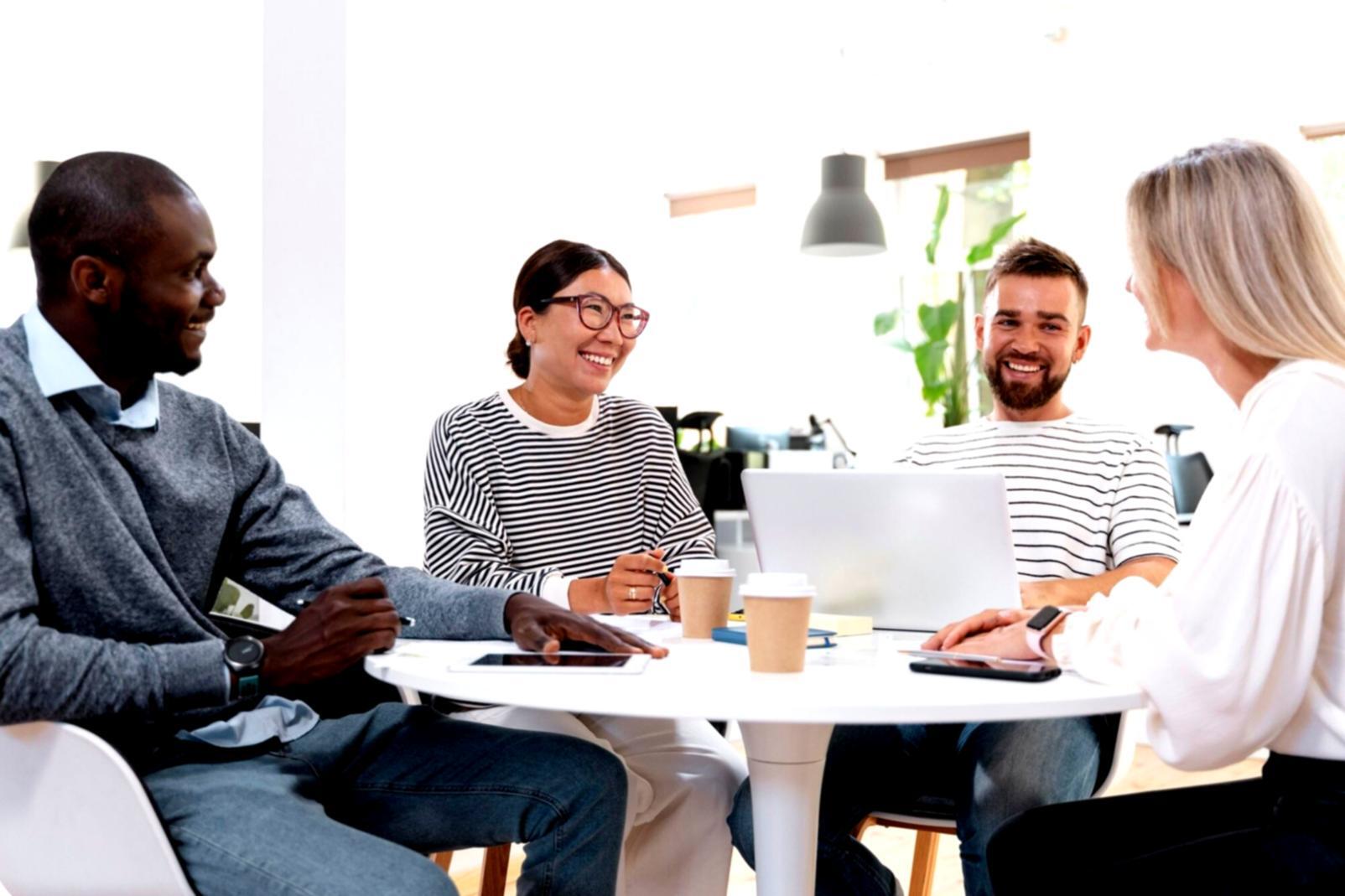 Personne travaillant sur la planification budgétaire avec des documents financiers