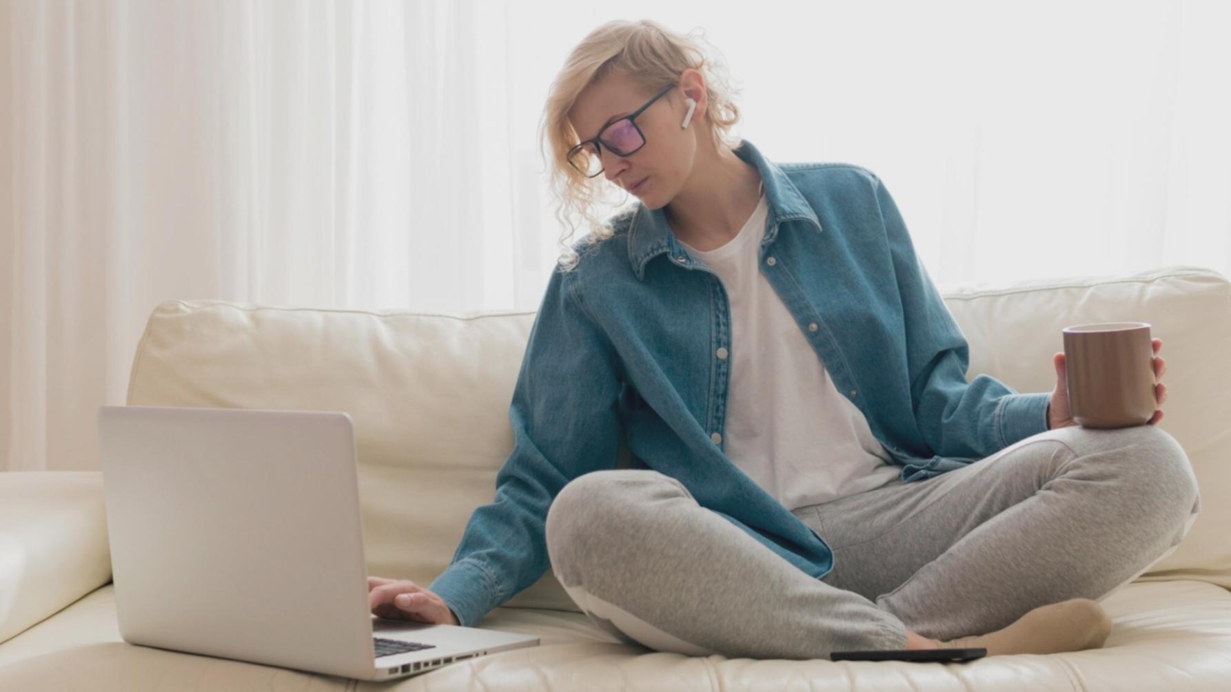 Espace de travail avec documents financiers et calculatrice sur bureau en bois