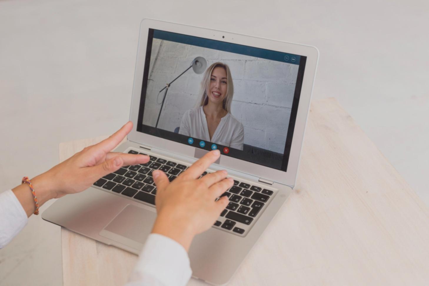 Espace de travail organisé avec documents financiers et outils de planification budgétaire